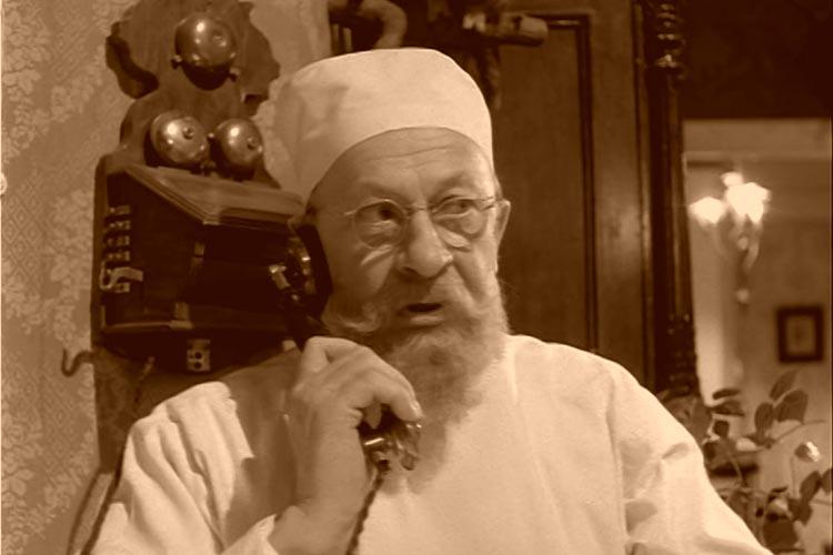 Jelenet A kutyaszív filmből: a professzor telefonál